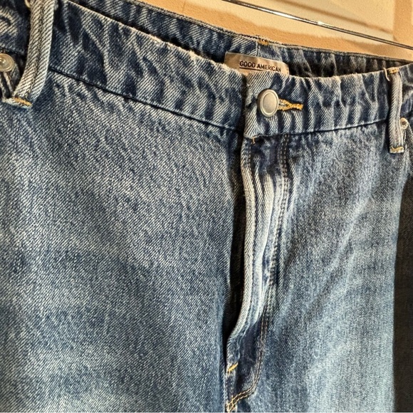 GOOD AMERICAN Sz 18 Good Vintage Mid Wash some Distressing Cropped Jeans - Picture 3 of 10